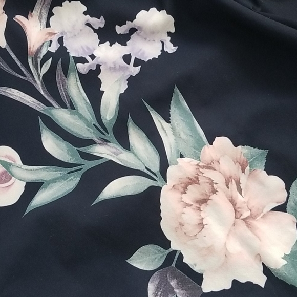 Floral Navy Blouse Cropped - Picture 5 of 6